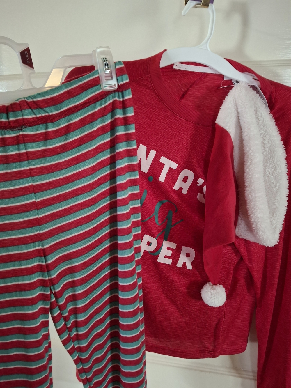 RoudeLain Santa’s Big Helper Christmas Pajama Set Size M (MIS 558)